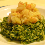 Risotto verde con tartare di gamberi, zenzero e pompelmo rosa